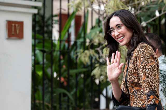 Pengusaha Widiyanti Putri Wardhana melambaikan tangan ke arah wartawan setibanya di kediaman Presiden Terpilih Prabowo Subianto, Kertanegara, Jakarta Selatan, Senin (14/10/2024).  Foto: Aprillio Akbar/ANTARA FOTO