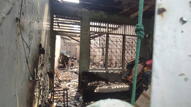 Suasana pasca kebakaran di Jalan Kalianyar IV, Kecamatan Tambora, pada Selasa (15/10/2024). Foto: Rachmadi Rasyad/kumparan