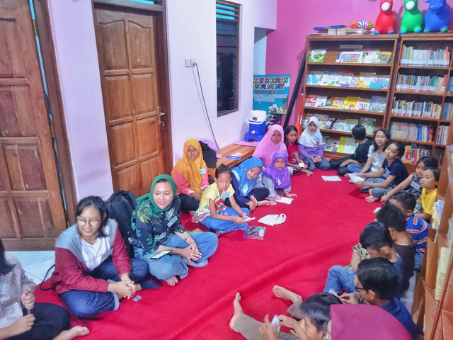 Anak-anak Kampung Tukangan sedang berkegiatan di TBM Harapan. (Foto: Lia)