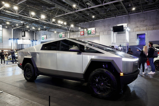 Pengunjung melihat mobil Tesla Cybertruck yang dipamerkan dalam Paris Motor Show 2024 di Paris Expo Porte de Versailles, Paris, Prancis, Senin (14/10/2024). Foto: Benoit Tessier/REUTERS 