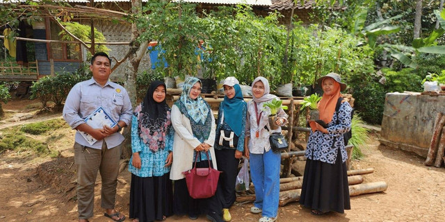 foto kegiatan monitoring hasil pemanfaatan lahan pekarangan bersama kader-kader PKK
