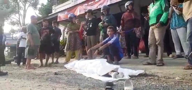 Salah satu korban kecelakaan di Jalan Soekarno Hatta depan Showroom AND motor, Kelurahan Perumnas Way Halim, Kota Bandar Lampung. | Foto: istimewa
