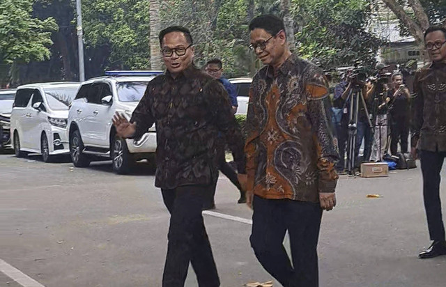 Wakil Menteri BUMN, Kartika Wirjoatmodjo dan Direktur Utama Holding BUMN Pariwisata dan Aviasi ( InJourney ), Dony Oskaria mendatangi rumah Presiden terpilih Indonesia, Prabowo Subianto, di Jalan Kertanegara, Jakarta Selatan pada Selasa (15/10/2024). Foto: Ghifari/kumparan