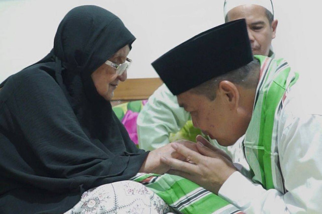 Ria Norsan mencium tangan orang tua. Foto: Dok. Istimewa