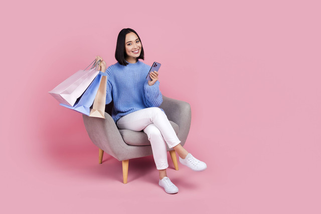 Ilustrasi perempuan berbelanja pakaian. Foto: Roman Samborskyi/Shutterstock