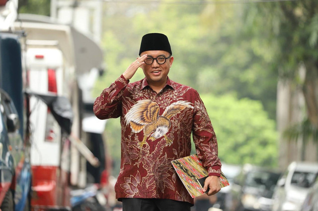 Jubir Menhan Dahnil Azhar Simanjutak mendatangi kediaman Presiden terpilih Prabowo Subianto di Jalan Kertanegara, Jakarta Selatan, Selasa (15/10/2024). Foto: Iqbal Firdaus/kumparan