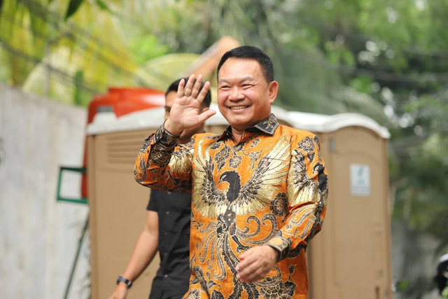 Eks KSAD Dudung Abdurachman mendatangi kediaman Presiden terpilih Prabowo Subianto di Jalan Kertanegara, Jakarta Selatan, Selasa (15/10/2024). Foto: Iqbal Firdaus/kumparan