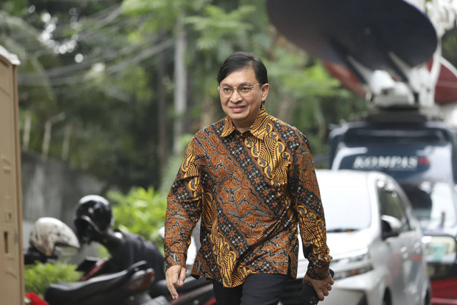 Musisi Yovie Widianto menyapa awak media saat tiba di kediaman presiden terpilih Prabowo Subianto, Kertanegara, Jakarta Selatan, Selasa (15/10/2024). Foto: Iqbal Firdaus/kumparan