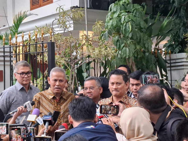 Anggito Abimanyu (kiri), Suahasil Nazara (tengah), dan Thomas Djiwandono (kanan) usai bertemu Presiden terpilih Indonesia, Prabowo Subianto, di Jalan Kertanegara, Jakarta Selatan, Selasa (15/10/2024). Foto: Ghifari/kumparan