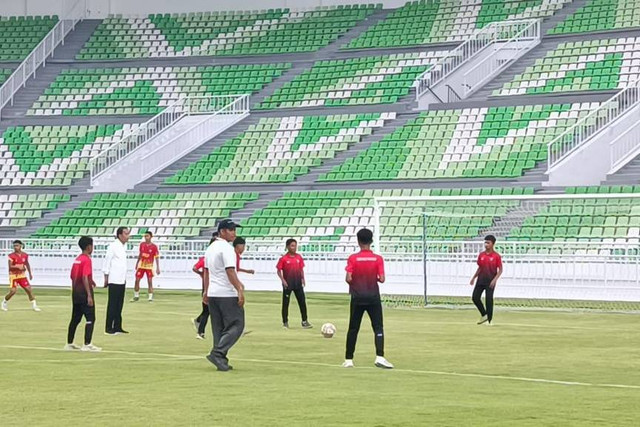 Presiden Joko Widodo bermain bola saat meresmikan Stadion Utama Sumatera Utara di Deli Serdang, Sumatera Utara, Selasa (15/10/2024). Foto: Zamachsyari/kumparan