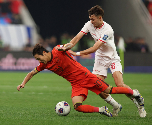 Pemain Timnas Indonesia Ivar Jenner berebut bola dengan pemain Timnas China Wei Shihao pada pertandingan Grup C Ronde Ketiga Kualifikasi Piala Dunia 2026 di Stadion Sepak Bola Remaja Qingdao, Qingdao, China, Selasa (15/10/2024). Foto: Florence Lo/REUTERS
