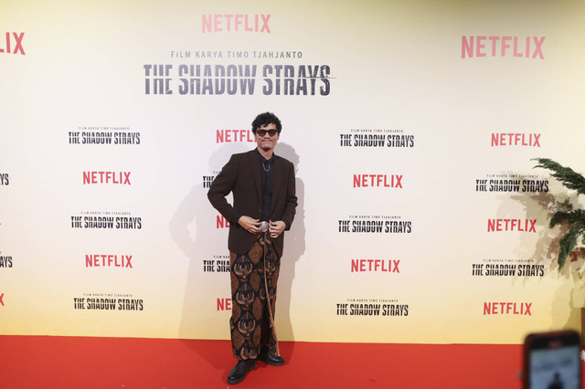 Pemeran film The Shadow Strays berpose saat di acara Red Carpet The Shadow Strays di Epicentrum XXI, Jakarta, Selasa (15/10/2024). Foto: Syawal Darisman/kumparan