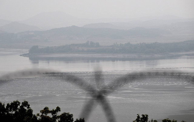 Kawasan Kaepong, Korut dilihat dari Odusan, Korea Selatan, Selasa (15/10) Foto: Jung Yeon-je/AFP