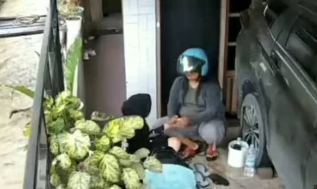 Aksi pelaku RA terekam CCTV saat mencuri emas milik lansia di Kendari.