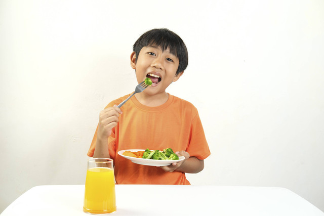 Ilustrasi anak makan sayur. Foto: Edgunn/Shutterstock
