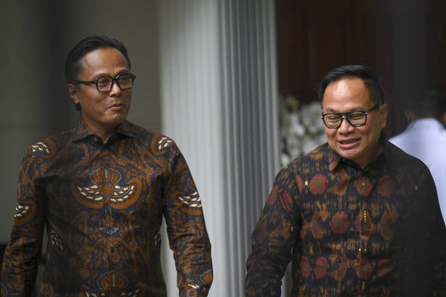 Direktur Utama InJourney Dony Oskaria (kiri) dan Wakil Menteri BUMN Kartika Wiroatmojo (kanan) berjalan keluar dari kediaman Presiden Terpilih Prabowo Subianto di Jalan Kertanegara, Jakarta Selatan, Selasa (15/10/2024). Foto: Muhammad Ramdan/ANTARA FOTO