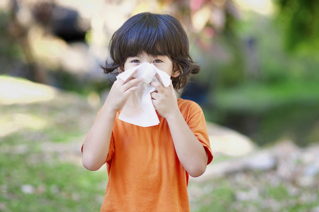 Ilustrasi anak batuk. Foto: Jeanette Virginia Goh/Shutterstock