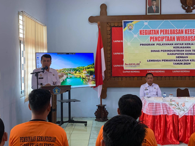 Hisam Wibowo selaku Kalapas Kelas IIA Kendal membuka pelatihan barbershop