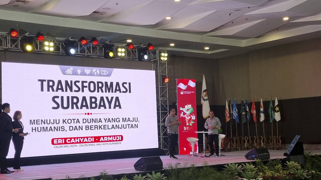 Pasangan calon Eri-Armuji saat menjalani debat perdana Pilwalkot Surabaya 2024. Foto:  Farusma Okta Verdian/kumparan