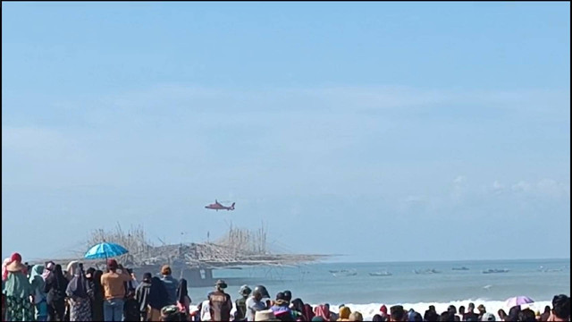 Pencarian korban tenggelam dan upaya evakuasi 70 warga terjebak di Ujung Genteng. Foto: Dok. Basarnas