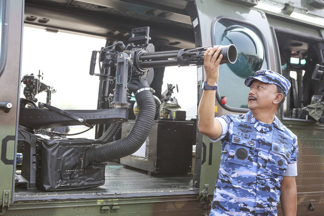 Panglima Koops Udara Nasional (Pangkoopsudnas) Marsdya TNI Tedi Rizalihadi melihat alutsista saat apel kesiapan pengamanan VVIP pelantikan presiden dan wakil presiden di Halim Perdanakusuma, Jakarta, Kamis (17/10/2024). Foto: Asprilla Dwi Adha/ANTARA FOTO