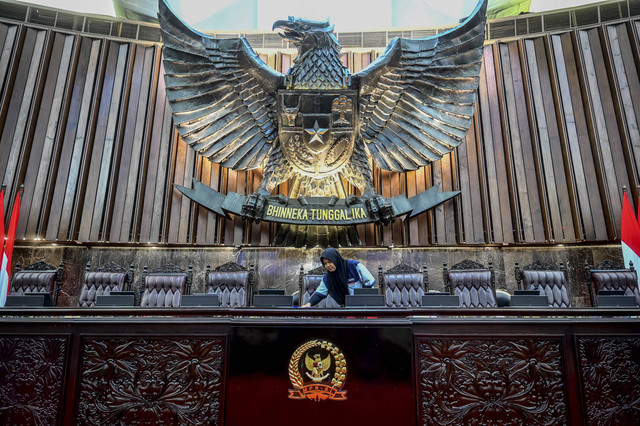 Pekerja membersihkan meja pimpinan di Ruang Rapat Paripurna I Gedung Nusantara, Kompleks Parlemen, Senayan, Jakarta, Kamis (17/10/2024). Foto: Rivan Awal Lingga/ANTARA FOTO