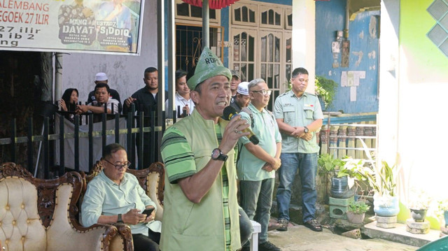 Calon Wali Kota Palembang, Ratu Dewa, saat berdialog dengan warga Kelurahan 27 Ilir. (W Pratama/Urban Id)