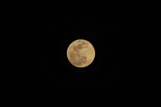 Fenomena bulan purnama besar (supermoon) terlihat dari Kabupaten Gowa, Sulawesi Selatan, Kamis (17/10/2024). Foto: Arnas Padda/ANTARA FOTO