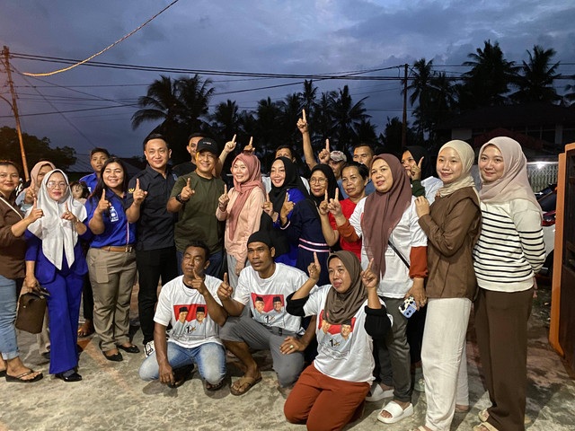 Didi Haryono berfoto bersama warga Kelurahan Kuala Singkawang. Foto: Yulia Ramadhiyanti/Hi!Pontianak