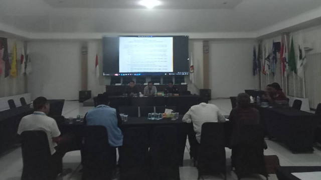Suasana rapat koordinasi terkait format Debat Publik, yang digelar di Kantor KPU Bojonegoro. Kamis malam (17/10/2024). (Aset: Istimewa).