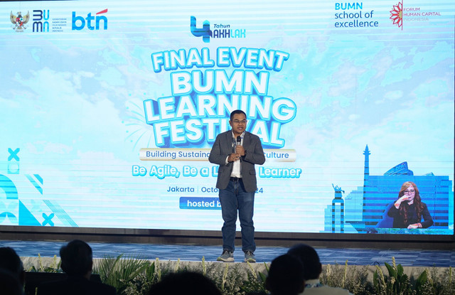 Deputi Bidang Sumber Daya Manusia, Teknologi, dan Informasi Kementerian BUMN Tedi Bharata memberikan sambutan dalam acara puncak BUMN Learning Festival 2024. Telkom dinobatkan sebagai The Most Outstanding BUMN Learning. Foto: Dok. Telkom