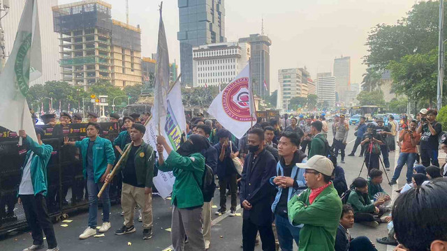 Demonstrasi yang digelar BEM SI mengkritik rezim Jokowi di Pating Kuda, Jalan Medan Merdeka Barat, Jakpus pada Jumat (18/10). Foto: Abid Raihan/kumparan