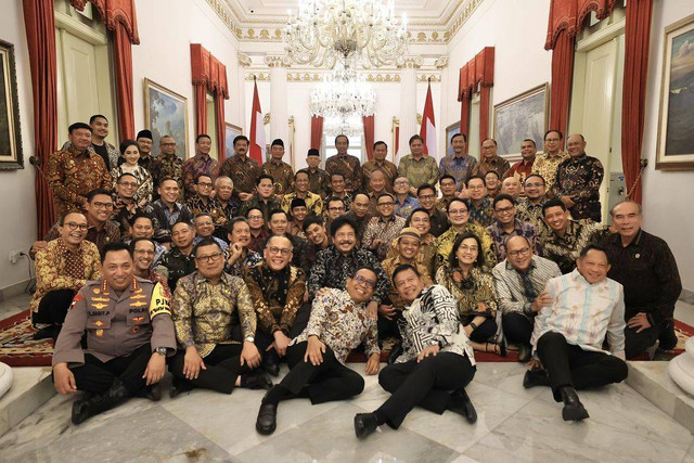 Seluruh jajaran Kabinet Indonesia Maju makan siang bersama dengan Presiden Joko Widodo di Istana Negara, Jumat (18/10). Foto: Instagram/@prabowo