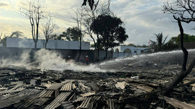 Petugas pemadam kebakaran mendinginkan lokasi kebakaran di Jalan Pendem Sari, Banjar Buana Sari, Desa Pecatu, Bali. Foto: Dok. Polresta Denpasar