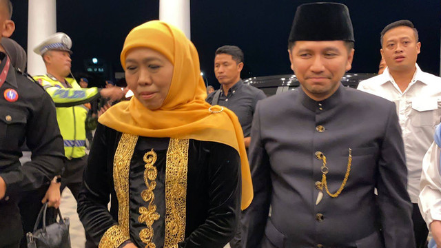 Pasangan calon gubernur dan wakil gubernur Jawa Timur nomor urut 02, Khofifah Indar Parawansa-Emil Elistianto Dardak tiba di Graha Unesa, Surabaya, Jumat (18/10/2024). Foto: Farusma Okta Verdian/kumparan