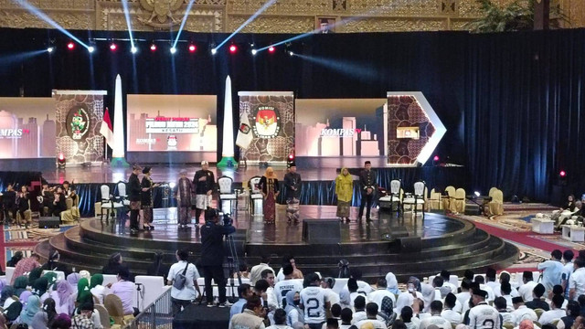 Debat perdana tiga pasangan calon Pilgub Jatim 2024 di Graha Unesa, Surabaya, Jumat (18/10/2024). Foto:  Farusma Okta Verdian/kumparan