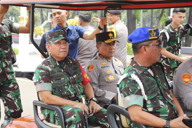 Kapolda Metro Jaya Irjen Karyoto dan Pangdam Jaya Mayjen Rafael Granada Baay meninjau persiapan pengamanan pelantikan presiden di Kompleks Parlemen, Senayan, Jakarta Pusat, Sabtu (19/10/2024). Foto: Jonathan Devin/kumparan
