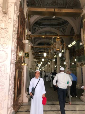 Seorang Jamaah umroh di depan masjid Nabawi, Madinah, foto : Joko segara (19/10/2024)
