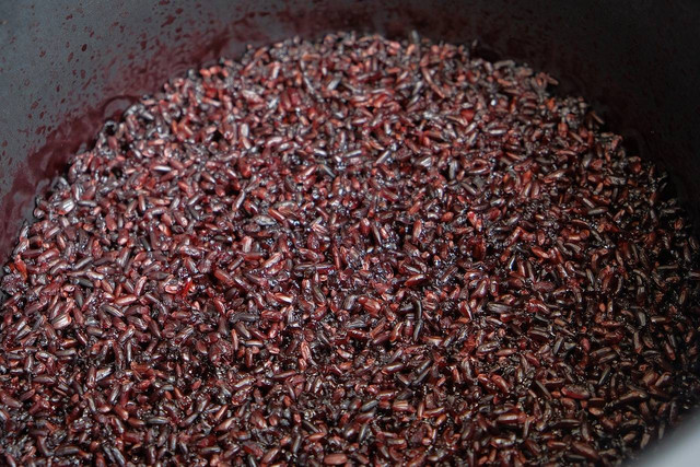 Sumber : https://cdn.pixabay.com/photo/2021/09/10/05/38/brown-rice-6612188_1280.jpg