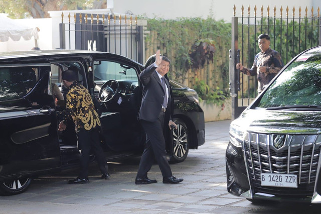Hashim Djojohadikusumo tiba di kediaman pribadi presiden terpilih Prabowo Subianto di Jalan Kertanegara, Jakarta Selatan, Minggu (20/10/2024). Foto: Jamal Ramadhan/kumparan