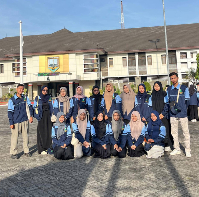 Mahasiswa KKN Reguler Angkatan 83 posko 11 mengikuti apel pelepasan mahasiswa KKN di Kantor Bupati Semarang, Kamis (17/10/2024)
