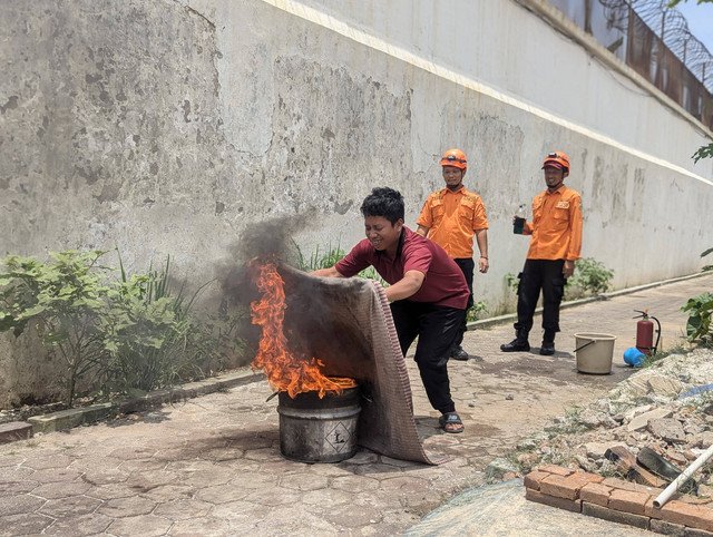 Tamping Dapur dibekali penanganan kebakaran (dok. Humas Rutan Pekalongan/Fikri)