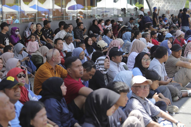 Suasana masyarakat menyaksikan live pelantikan presiden berlangsung di Bundaran HI, Jakarta, Minggu (20/10/2024). Foto: Jamal Ramadhan/kumparan