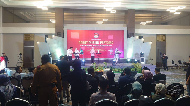 Debat publik pertama calon wakil bupati di Pilkada Bojonegoro 2024 yang digelar KPU Bojonegoro. Sabtu malam (19/10/2024). (Aset: Istimewa)