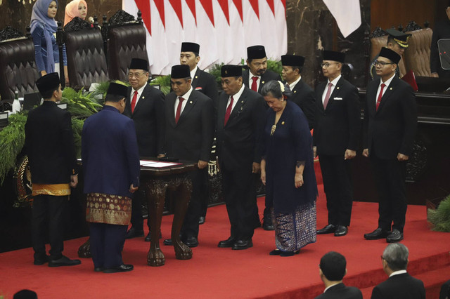 Presiden Prabowo Subianto dan Wapres Gibran Rakabuming Raka bersiap menandatangani berita acara pelantikan Presiden periode 2024-2029 di Gedung Nusantara, kompleks Parlemen, Senayan, Jakarta, Minggu (20/10/2024). Foto: Iqbal Firdaus/kumparan