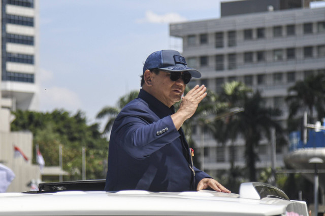 Presiden Prabowo Subianto menyapa warga saat melintas di Bundaran HI, Jakarta, Minggu (20/10/2024). Foto: Sigid Kurniawan/ANTARA FOTO