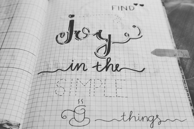 Ilustrasi karakter tulisan tangan besar - Sumber: pexels.com/@thngocbich/