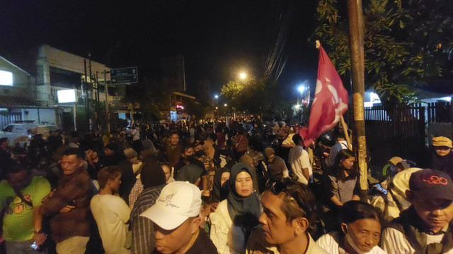 Warga bertahan di Jalan Kutai Utara I, Kelurahan Sumber, Kecamatan Banjarsari, Kota Solo, Jawa Tengah, menunggu Presiden RI ke-7 Jokowi, Minggu (20/10/2024). Foto: Dok. Istimewa