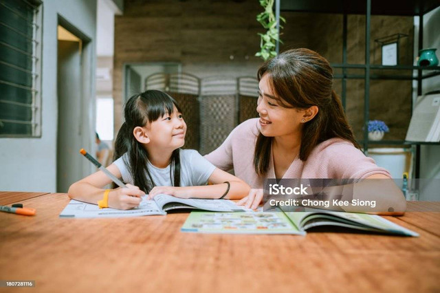 Ilustrasi: ibu mengajarkan anak.  Sumber: https://www.istockphoto.com