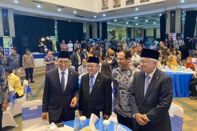 Nadiem Makarim bersama Menteri Pendidikan Dasar dan Menengah Abdul Mu'ti, Menteri Pendidikan Tinggi, Sains, dan Teknologi Satryo Soemantri, dan Menteri Kebudayaan Fadli Zon, di Kantor Kemendikbud, Jakarta Pusat, Senin (21/10/2024). Foto: Alya Zahra/kumparan